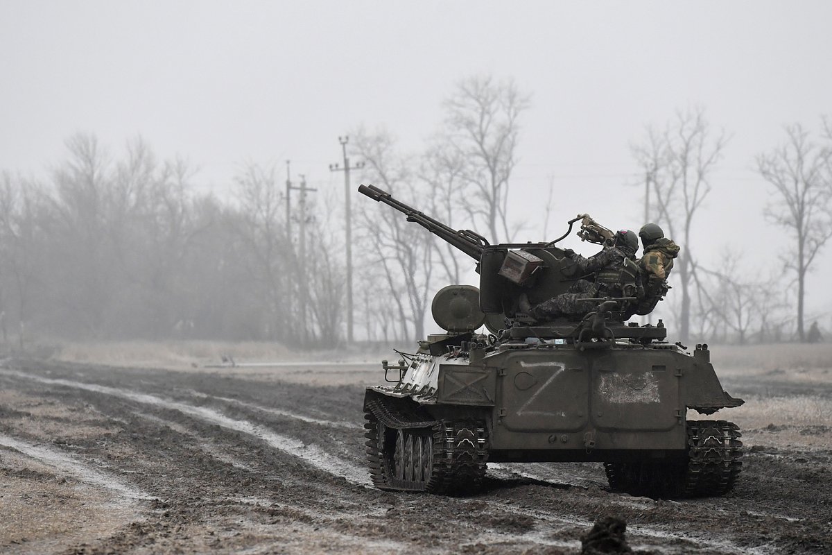 Военнослужащие Вооруженных сил России на бронетранспортере МТ-ЛБ с зенитной установкой ЗУ-23, зона проведения специальной военной операции (СВО)