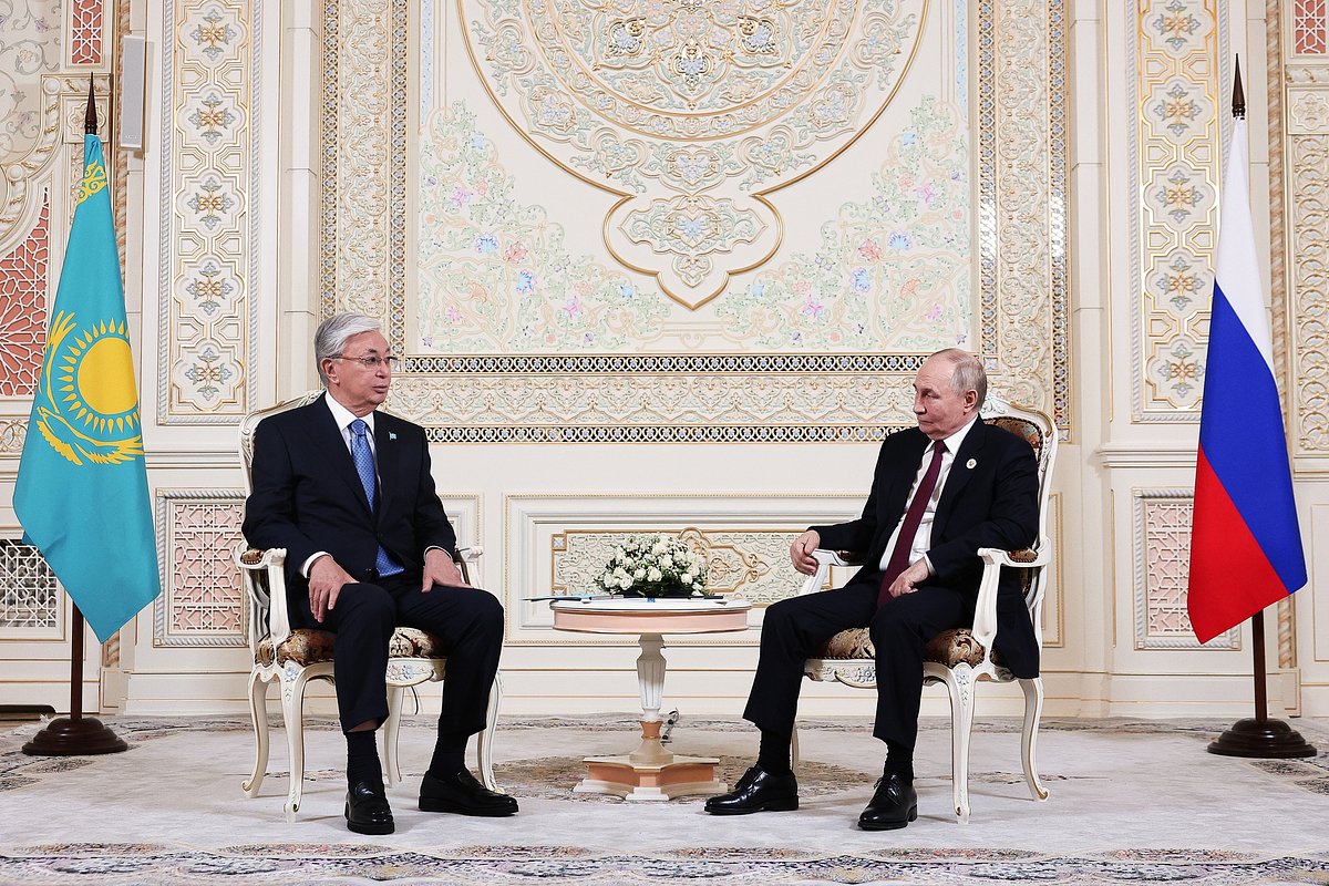 Президент Казахстана Касым-Жомарт Токаев и президент России Владимир Путин в ходе личной встречи в Душанбе, 10 октября 2025 года