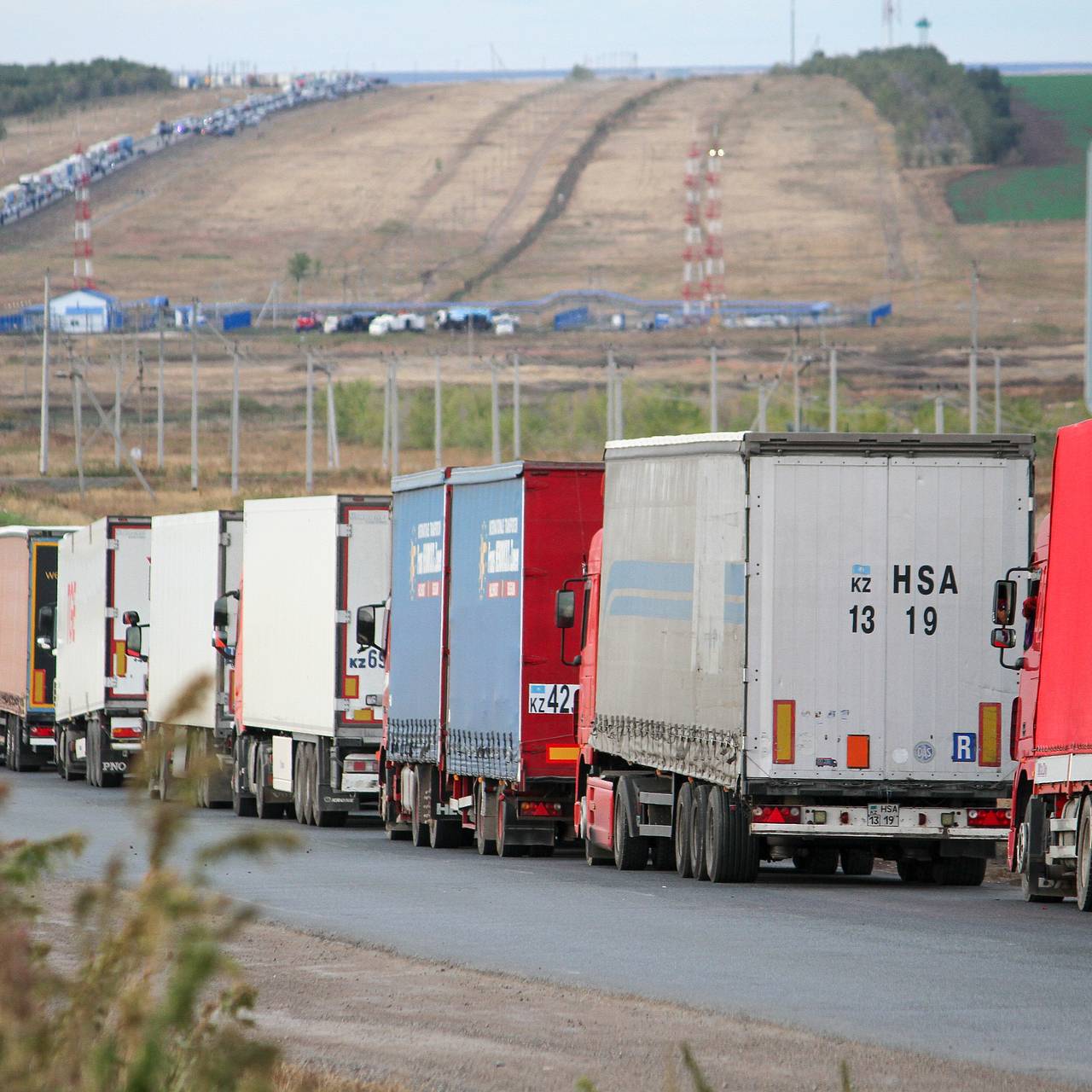Тысячи фур из Китая застряли по пути в Россию на границе Казахстана. Как это связано с антироссийскими санкциями США и Евросоюза?