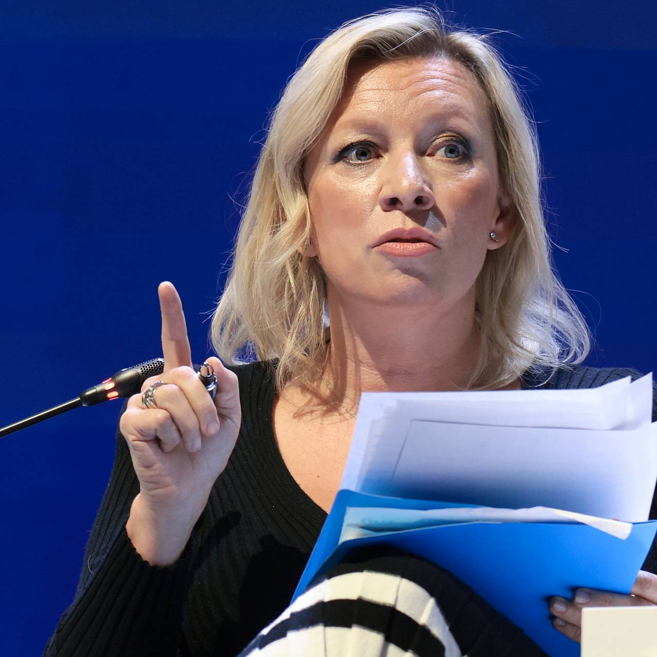 Захарова отреагировала на решение Латвии депортировать россиян