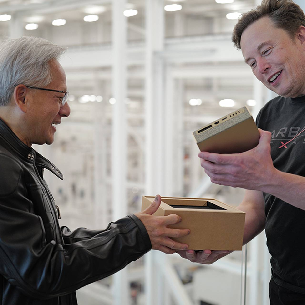 Илону Маску подарили компьютер