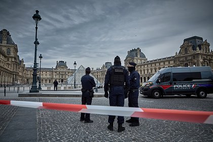 Лувр в Париже ограбили за несколько минут. Из музея украли вещи из коллекции украшений Наполеона и императрицы