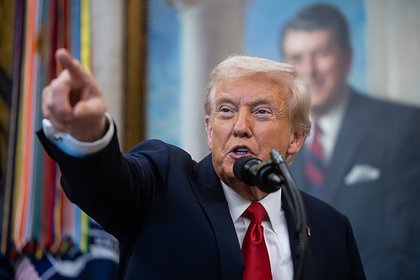 Трамп воспользовался короткой лестницей при посадке самолета во Флориде