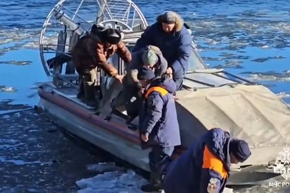 Спасение отрезанных от суши льдинами российских рыбаков попало на видео