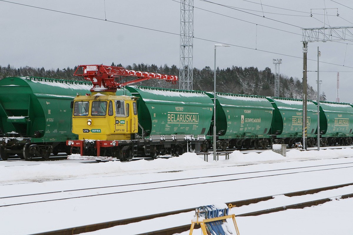 Железнодорожные вагоны «Беларуськалий» в Вильнюсе, Литва, 1 февраля 2022 года