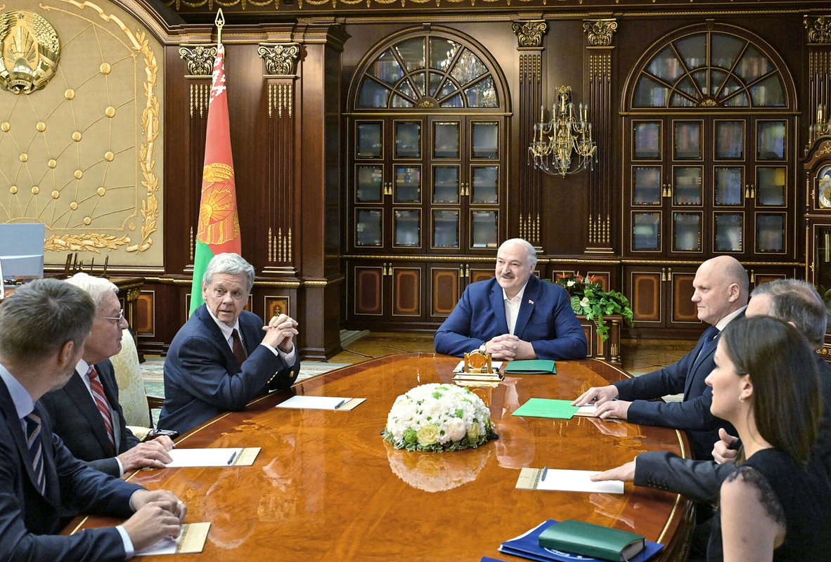 Президент Белоруссии Александр Лукашенко принимает спецпосланника президента США Кита Келлога и других членов американской делегации в Минске, Белоруссия, 21 июня 2025 года