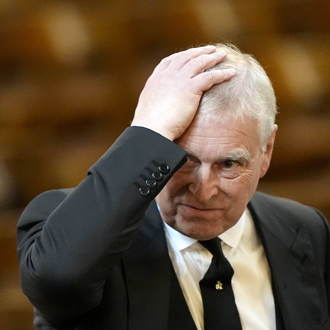 За опального брата Карла III взялась полиция