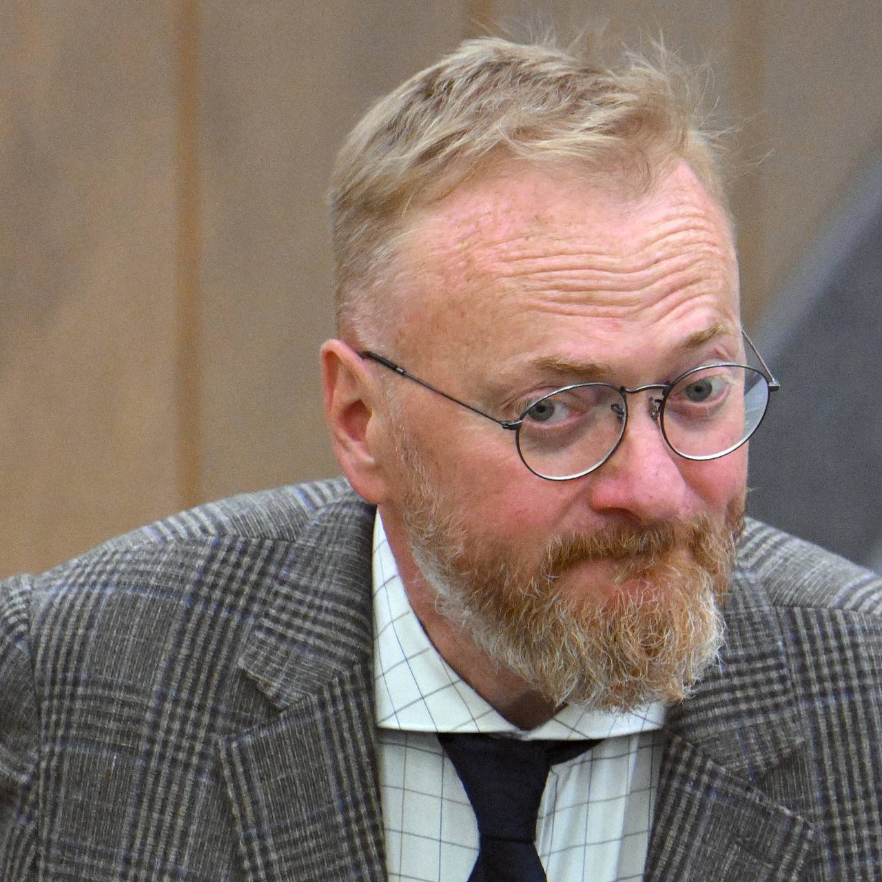 Милонов захотел купить валенки с российским гербом на распродаже