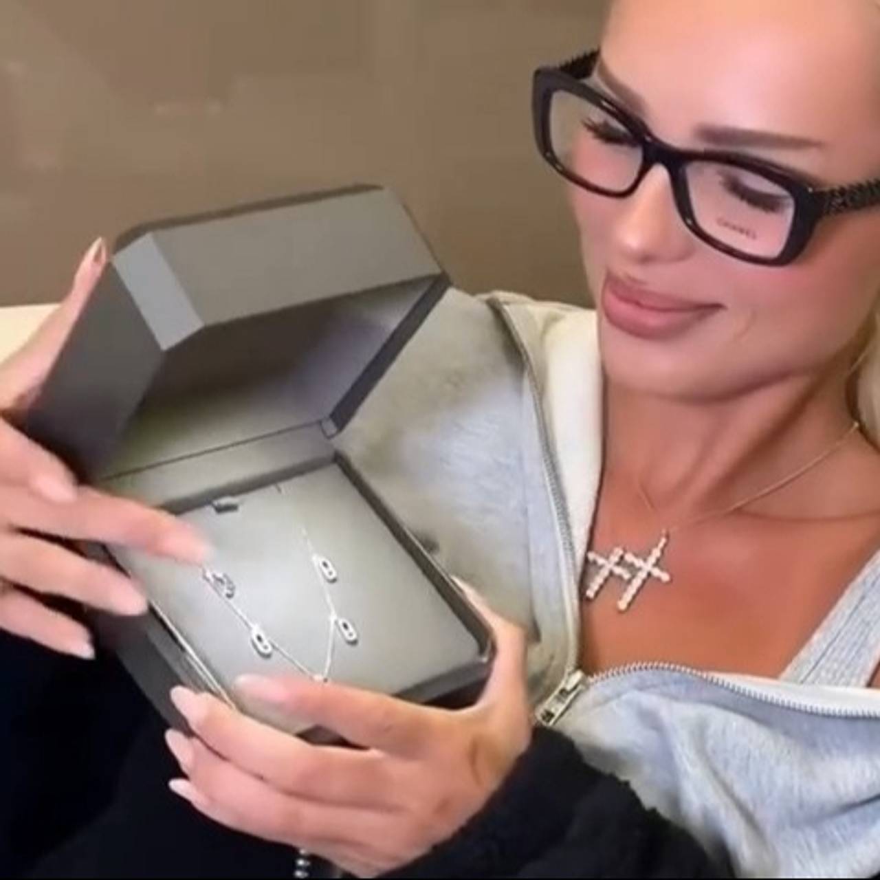 Певица Ханна похвасталась подарком мужа за полмиллиона рублей