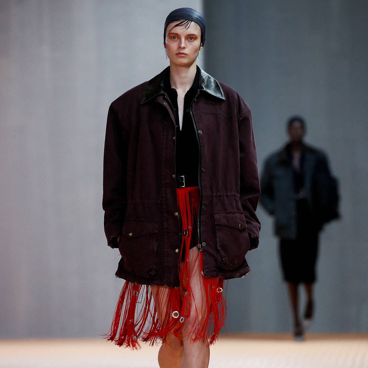 Российский стилист раскрыл способы носить модную осенью куртку рабочего