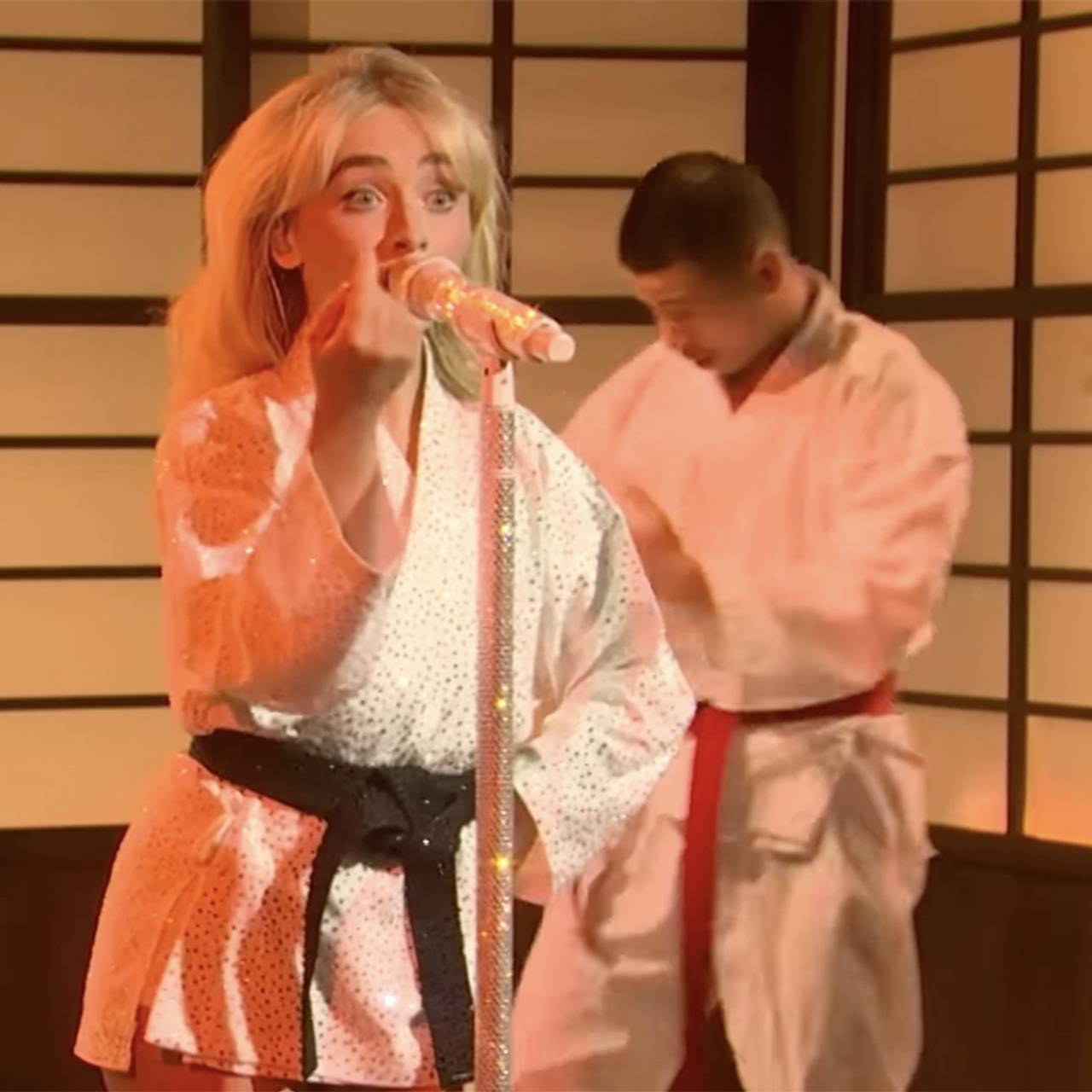 Японская певица раскритиковала Сабрину Карпентер за танцы в обуви на татами