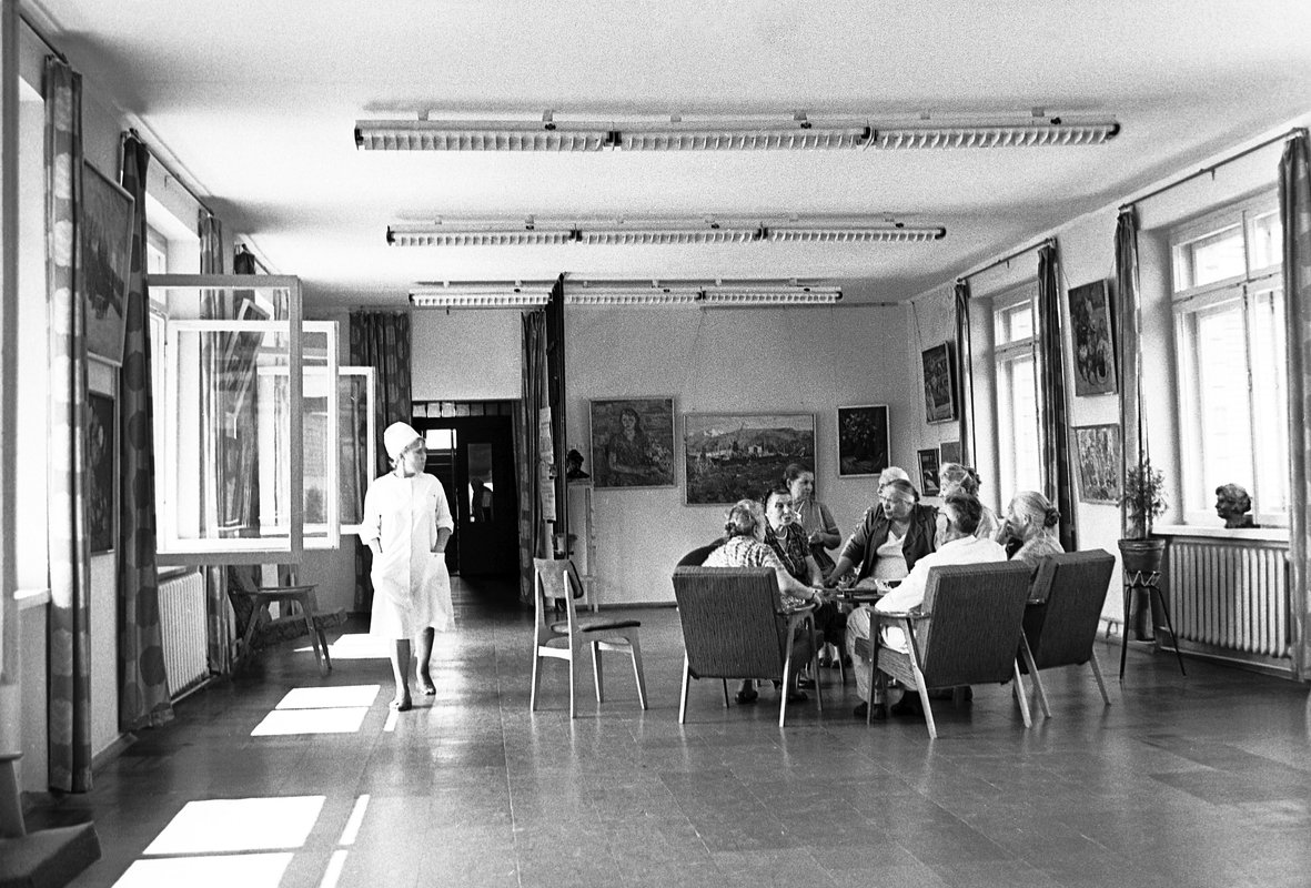 Постояльцы московского Дома престарелых во время занятий в кружке любителей литературы, 1966 год.