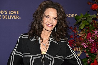 В сети восхитились внешностью 74-летней звезды сериала «Чудо-женщина» на новых фото