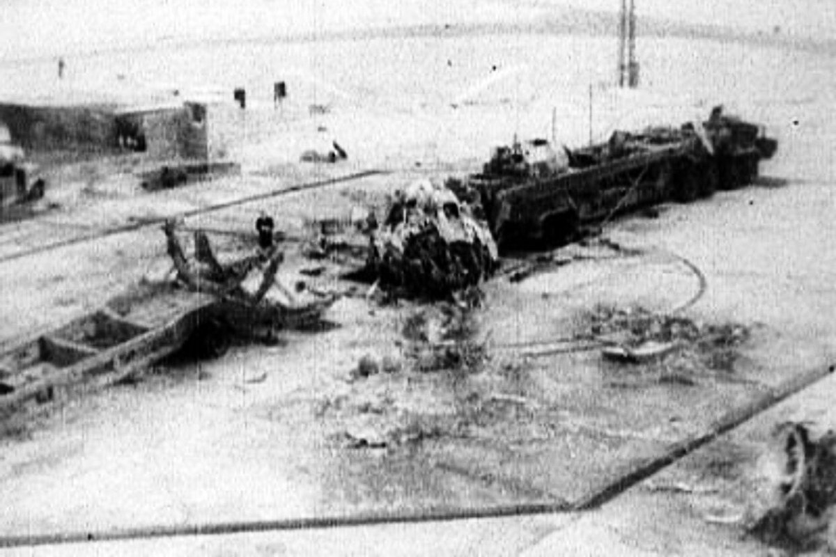 Обломки ракеты Р-16 на стартовом столе