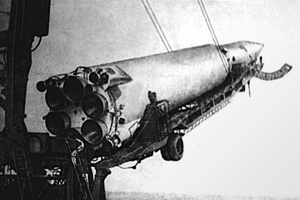 Установка Р-16 на стартовый стол