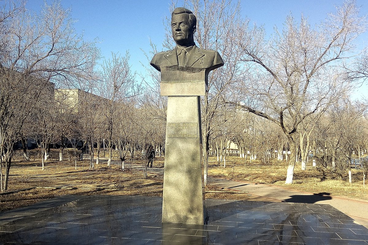 Памятник маршалу Неделину в городе Байконур