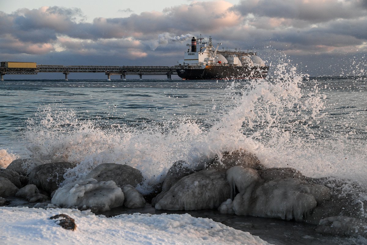 Танкер LNG Dream у причала завода по производству сжиженного природного газа на комплексе «Пригородное», Сахалинская область, Россия, 22 января 2023 года