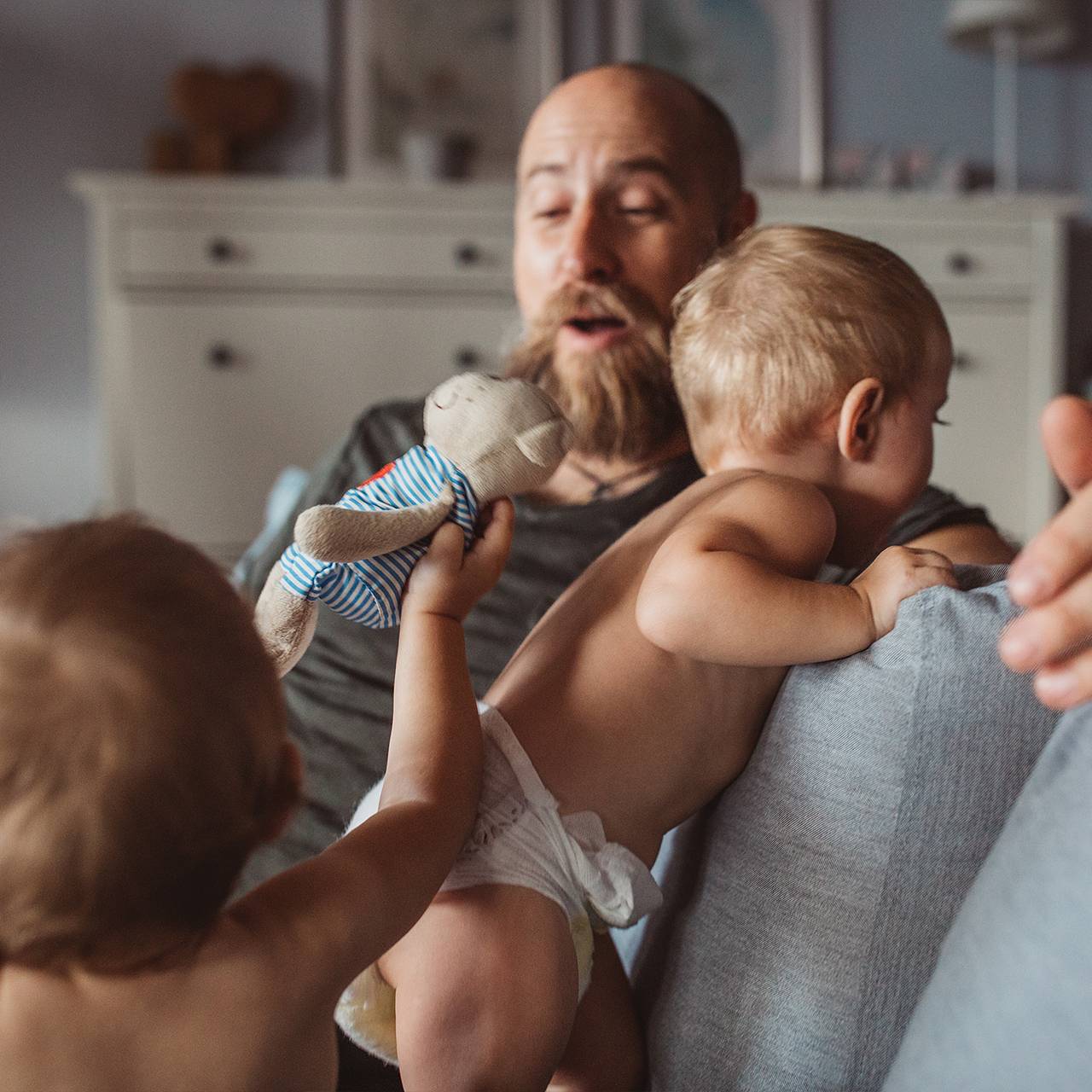 В обществе появился феномен латте-пап. Кто это такие и почему о них мечтают женщины во всем мире?