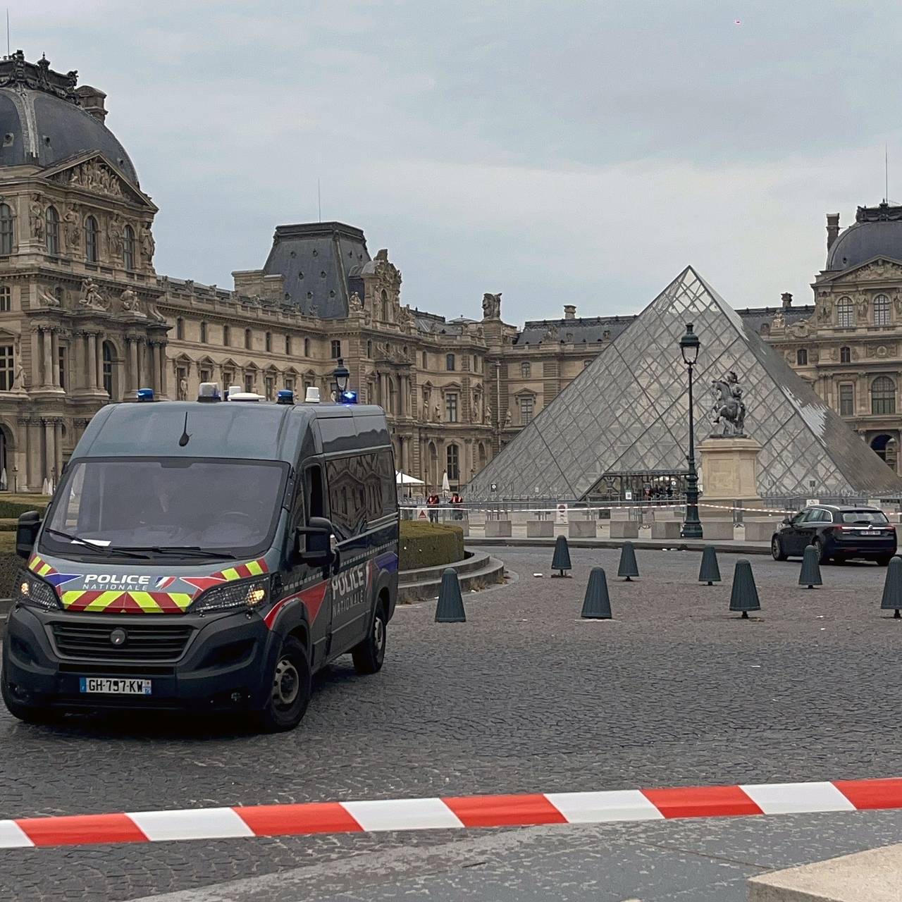 Украшения из Лувра переместили на хранение в Банк Франции