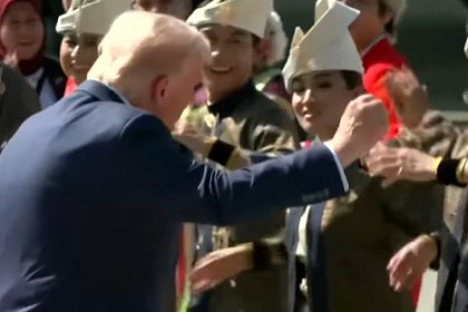 Трамп станцевал национальный танец с местными жителями по прибытии в Малайзию