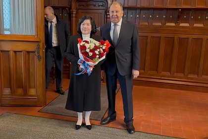 Лавров подарил цветы коллеге из Северной Кореи