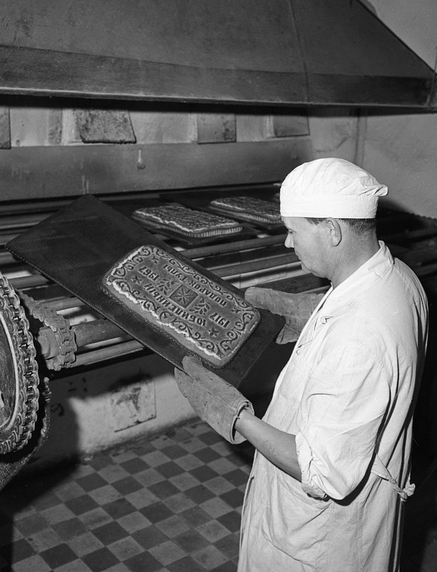 Тульская кондитерская фабрика № 1, на которой изготавливаются знаменитые тульские печатные пряники. Пекарь Юрий Любимов за выпечкой юбилейной партии тульских пряников, посвященных 50-летию Великого Октября