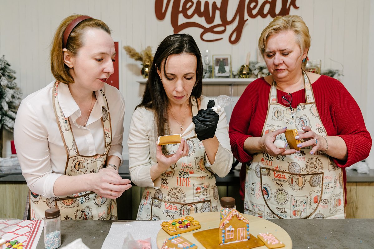 Члены Гильдии пряничных мастеров расписывают пряники