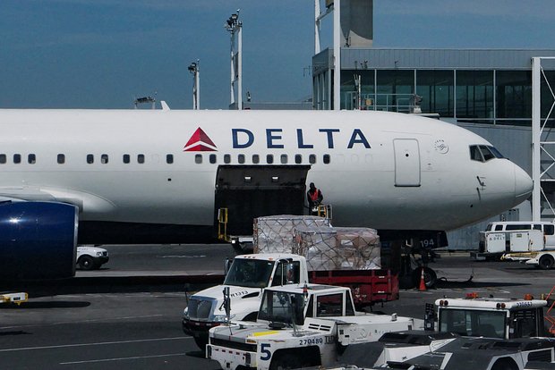 Стюардесса Delta Airlines случайно активировала аварийный трап — рейс задержали на 4 часа