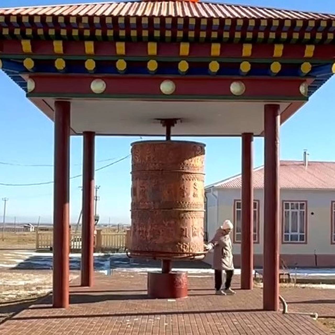 В Бурятии установили самый большой буддистский молитвенный барабан в республике