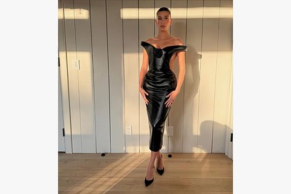 Жена Джастина Бибера похвасталась фигурой в оголяющем тело платье