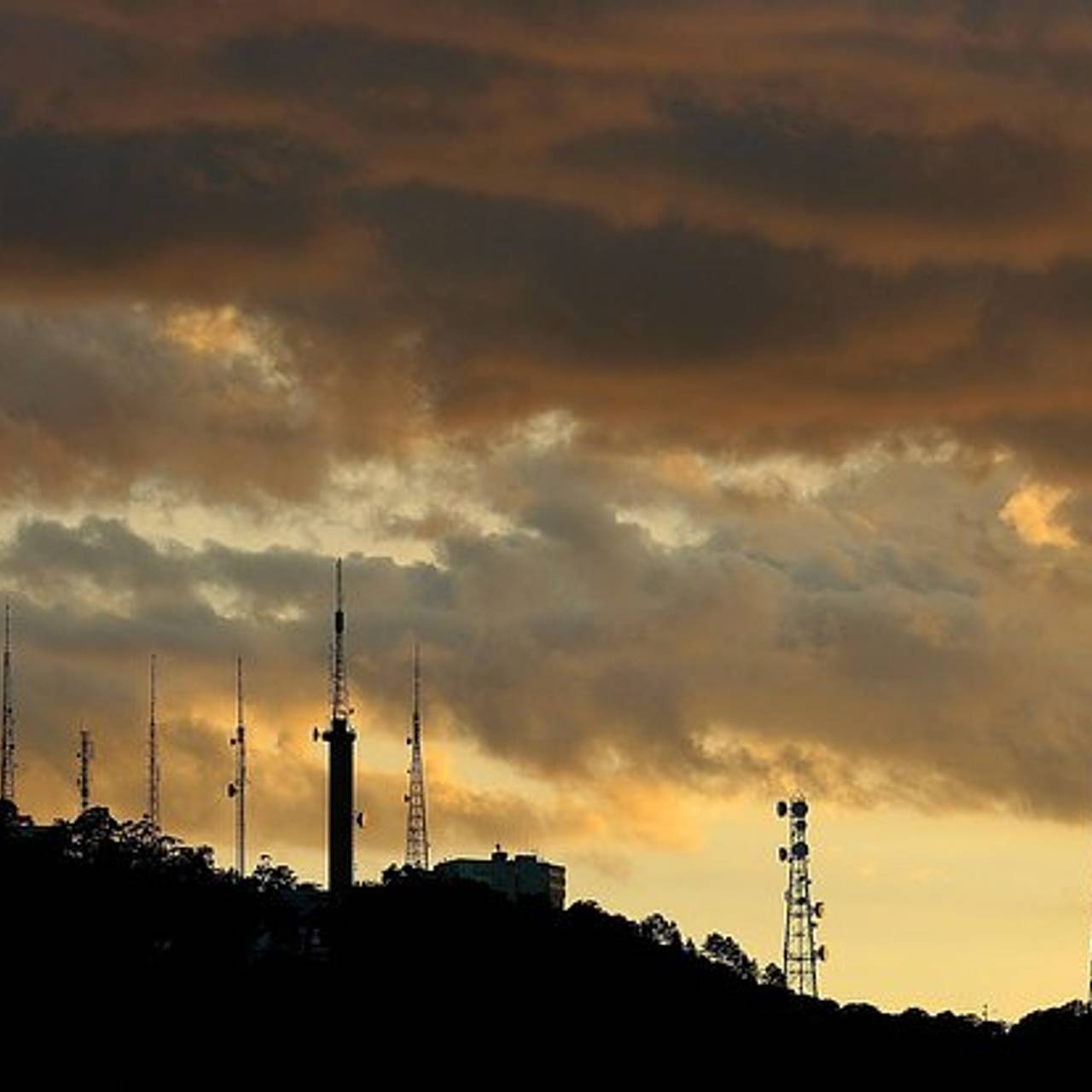 В эфире &laquo;Радиостанции Судного дня&raquo; прозвучали два загадочных сообщения