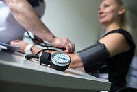 Большинство россиян сталкиваются с проблемами в поликлиниках. Как застраховать себя?