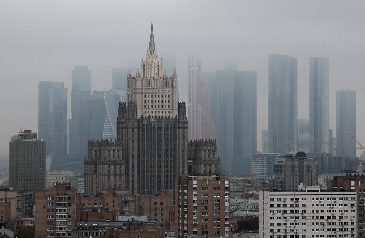 Фото здания МИД России и делового центра «Москва-Сити», сделанное с купола Храма Христа Спасителя, Москва, Россия, 20 октября 2025 года