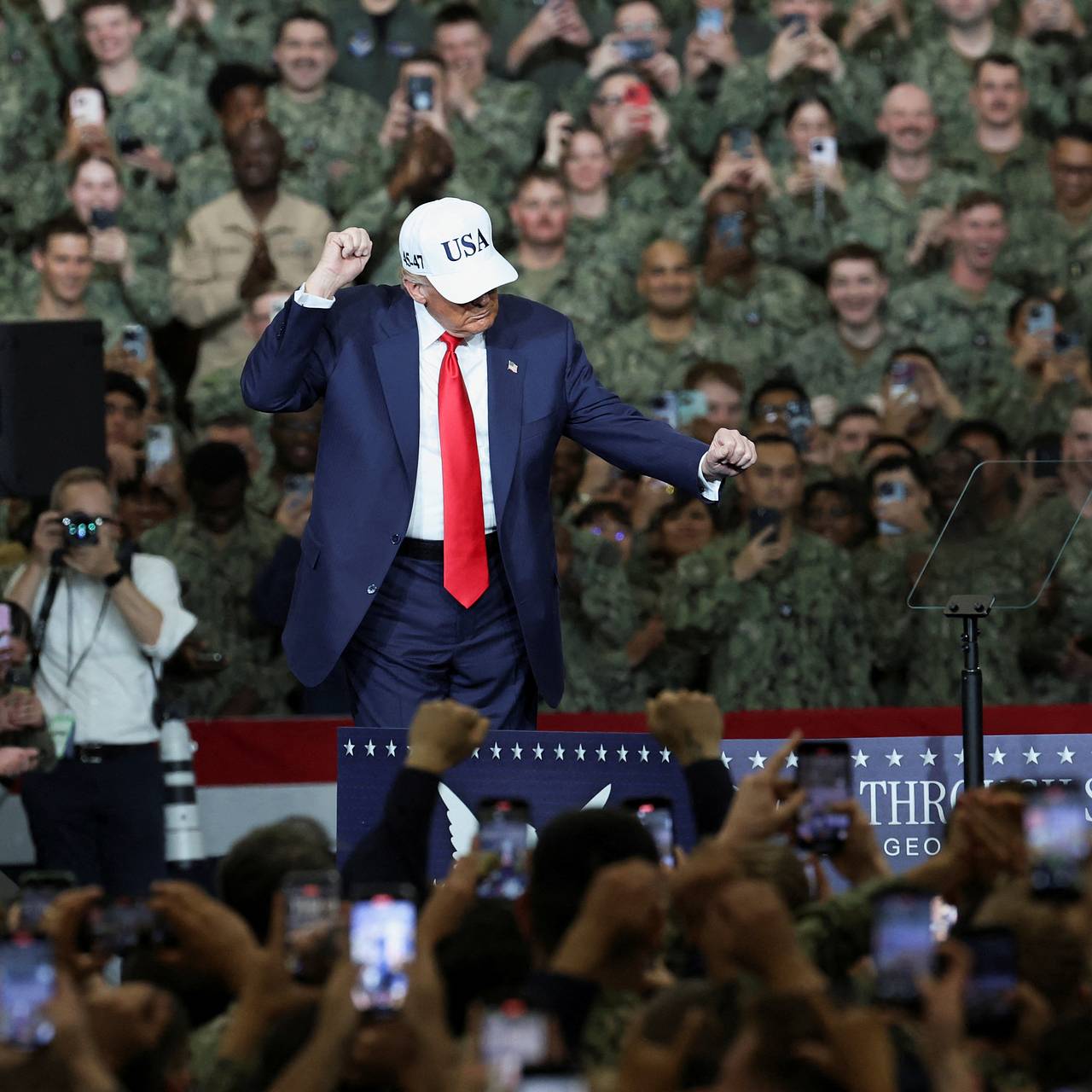 Трамп станцевал перед рискующими остаться без зарплаты американскими военными