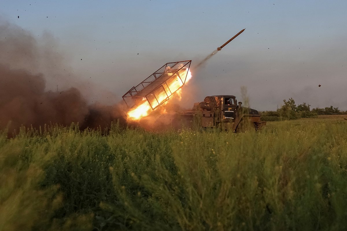 Военнослужащие 25-й отдельной воздушно-десантной бригады Вооруженных сил Украины (ВСУ) ведут огонь из реактивной системы залпового огня БМ-21 «Град», окрестности Красноармейска (Покровска), Донецкая народная республика (ДНР), Россия