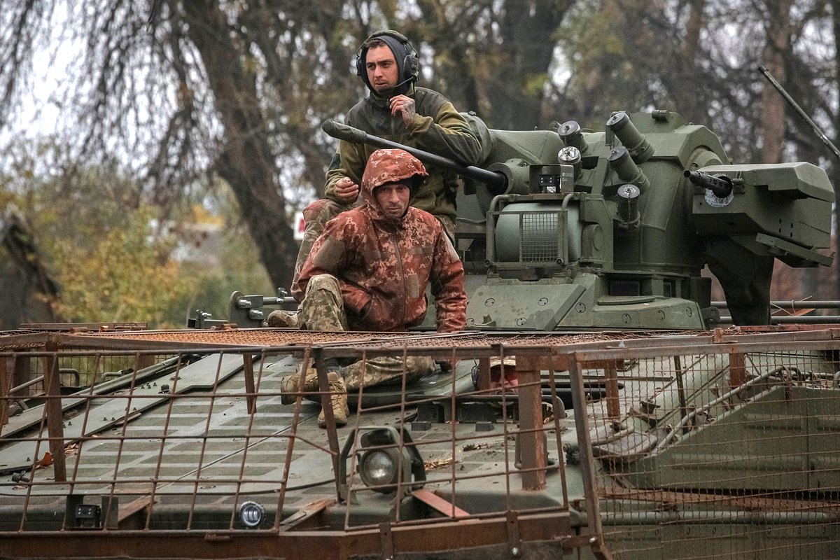 Украинские военнослужащие на боевой машине пехоты БМП Marder, Донецкая народная республика (ДНР), Россия, 21 октября 2025 года