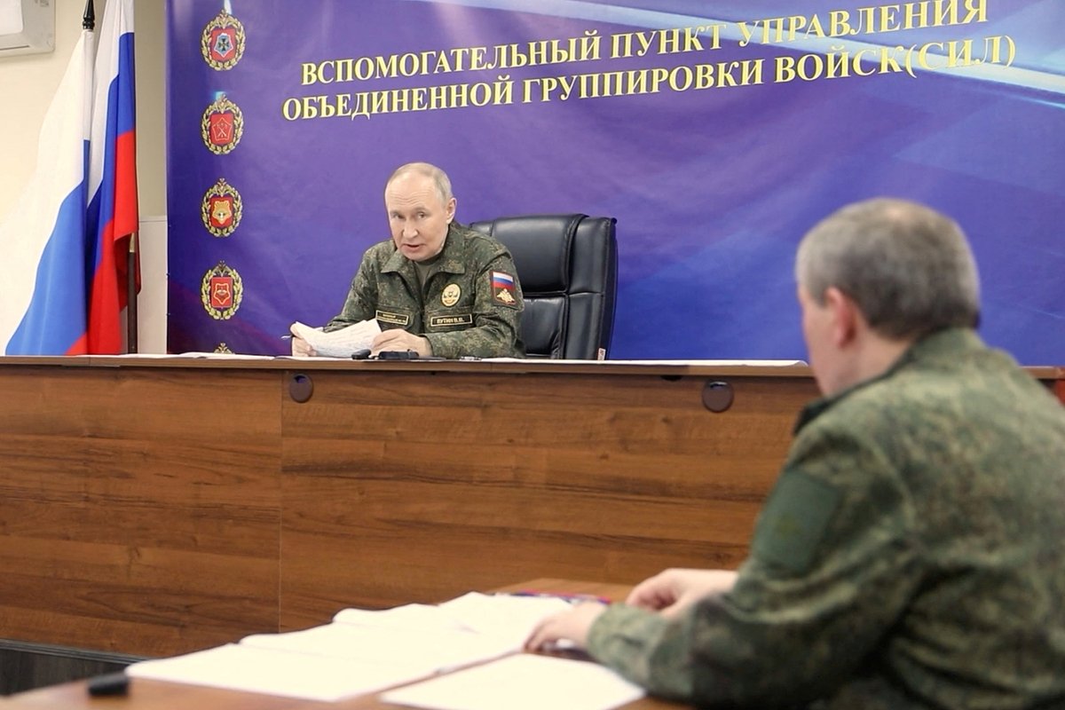 Президент России Владимир Путин и начальник Генерального штаба Вооруженных сил Валерий Герасимов, пункт управления Министерства обороны в зоне проведения специальной военной операции, 26 октября 2025 года