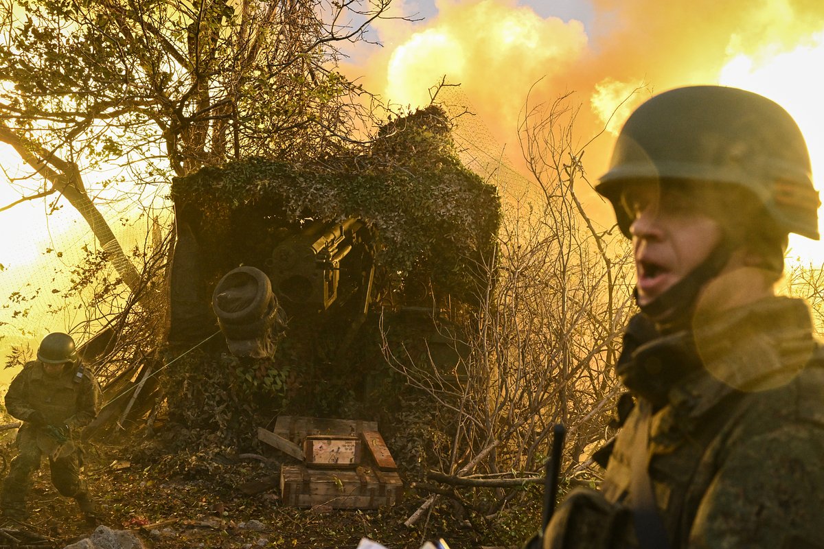 Расчет самоходной пушки 2С5 «Гиацинт-С» ведет огонь по позициям Вооруженных сил Украины (ВСУ) под Красноармейском, Донецкая народная республика (ДНР), Россия