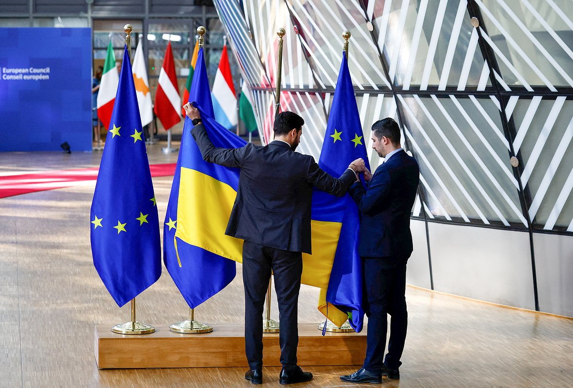 Флаги Украины и Европейского союза, Брюссель, Бельгия, 6 марта 2025 года