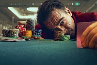 Колин Фаррелл беспробудно пьет и спускает состояние в казино в новом триллере. Почему стоит увидеть «Балладу о маленьком игроке»?