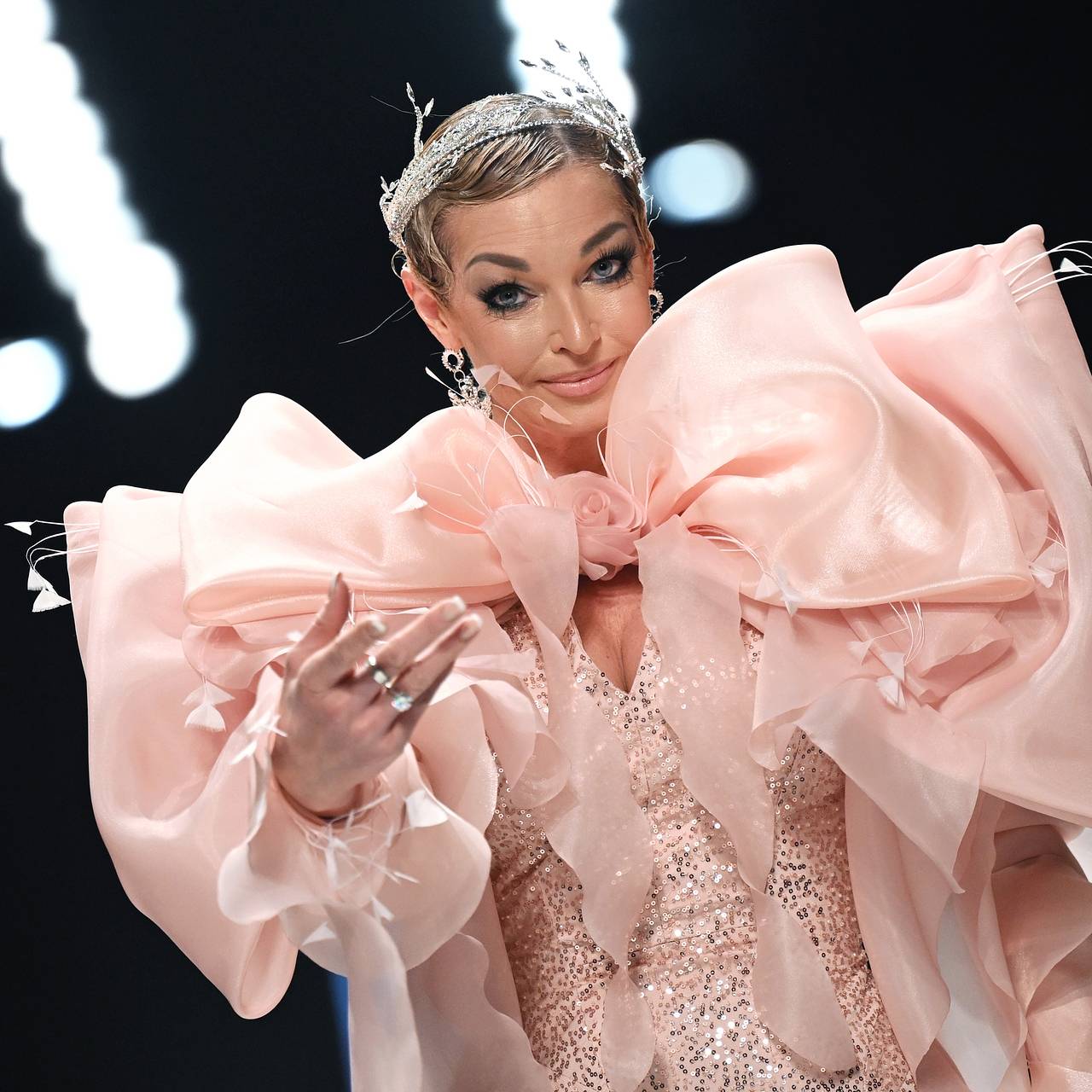 В России призвали скинуться деньгами на нарколога для Волочковой