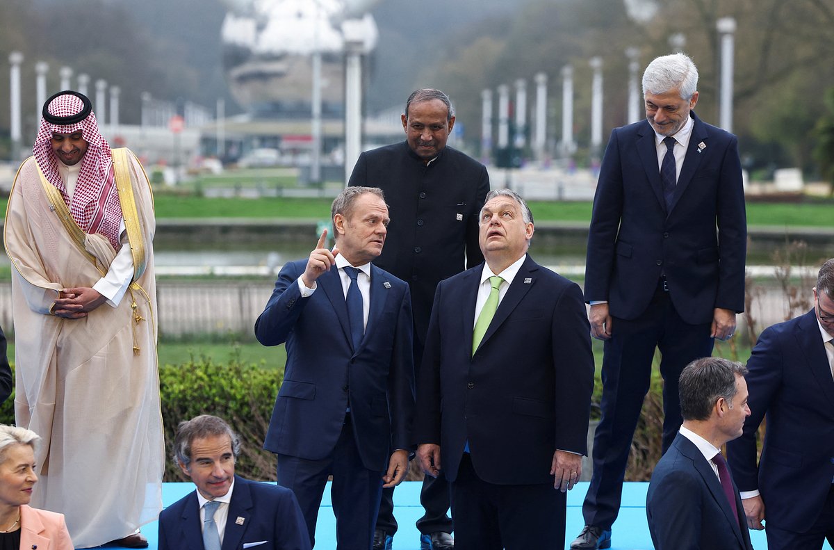 Премьер-министры Польши и Венгрии Дональд Туск и Виктор Орбан на саммите Международного агентства по атомной энергии (МАГАТЭ) в Брюсселе, Бельгия, 21 марта 2024 года