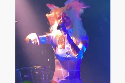 Глюкоза вышла на публику в прозрачном наряде