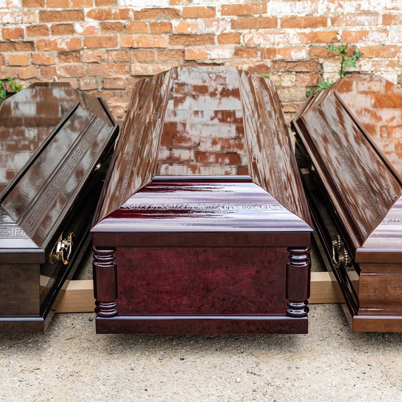 В одной стране людям предложили расслабиться за тысячу рублей в гробах