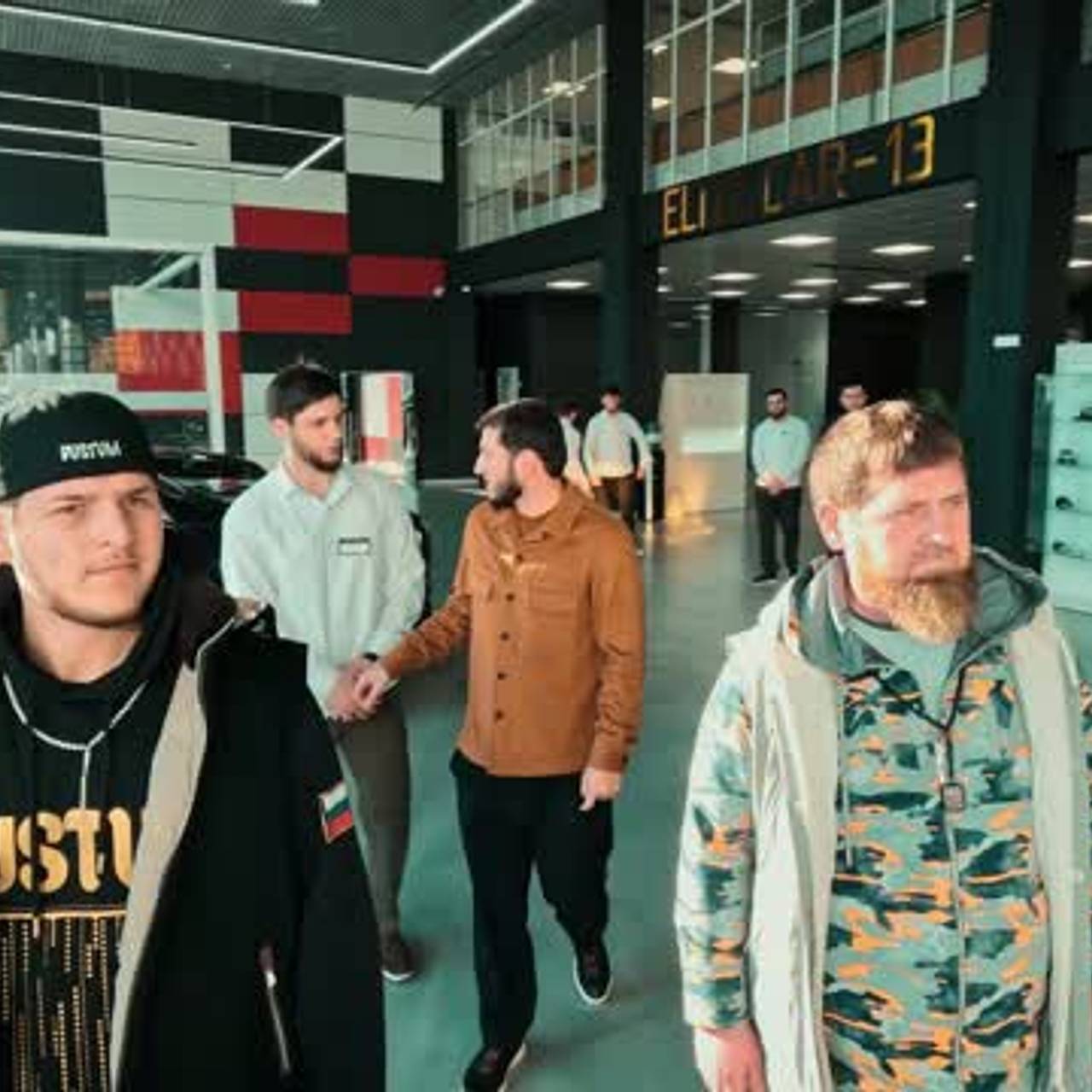 Кадыров показал автопарк с 45 автомобилями высокого класса