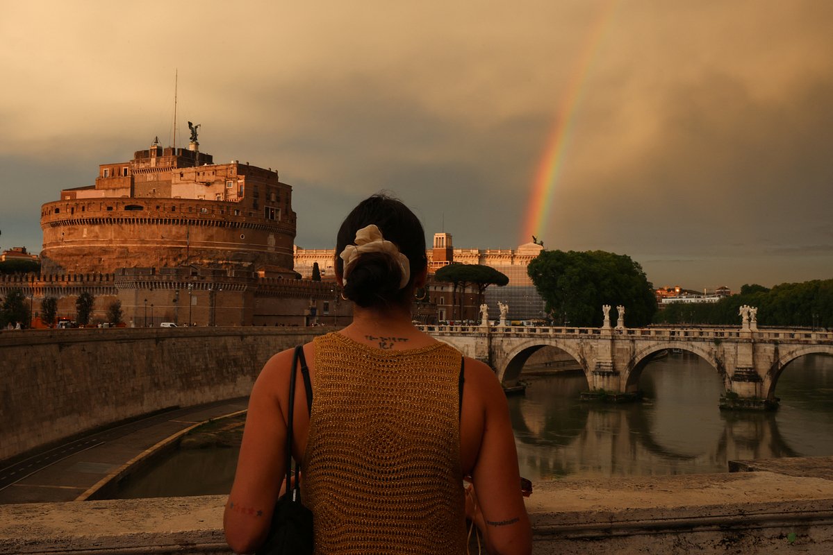 Замок и Мост Святого Ангела в Риме, Италия, 29 апреля 2025 года