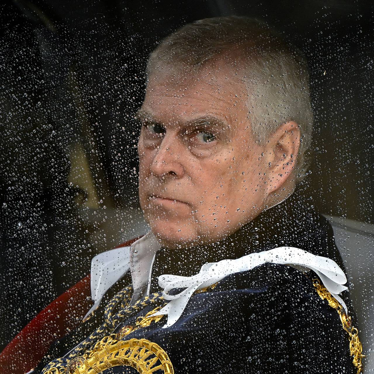 Британского принца лишили титула за изнасилование. Почему Карл III принял беспрецедентное решение и что теперь будет с монархией?