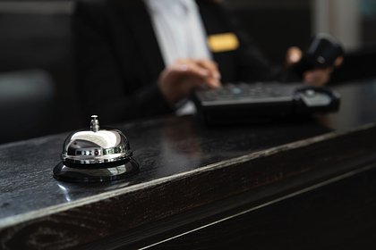 Гид получил по голове стулом от работников отеля из-за выставленного счета и не выжил