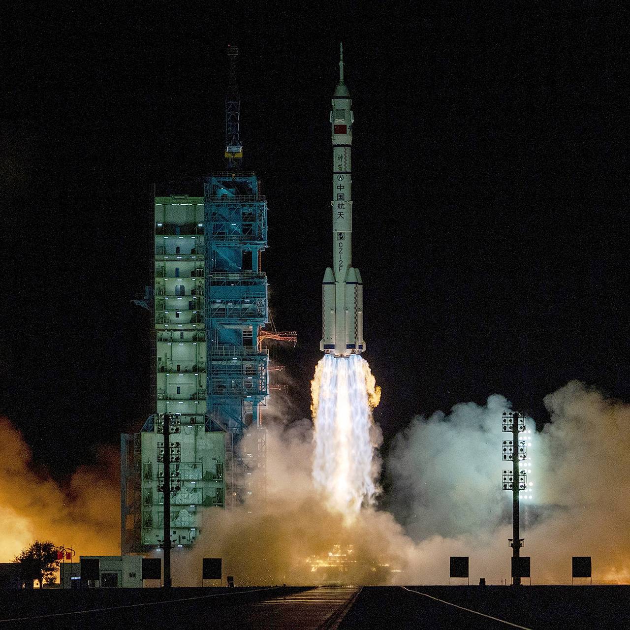 Китай запустил корабль с космонавтами и мышами