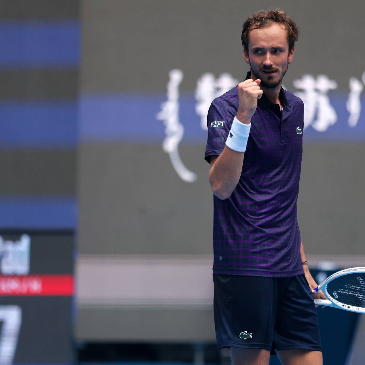 Медведев помог подняться упавшему во время матча сопернику